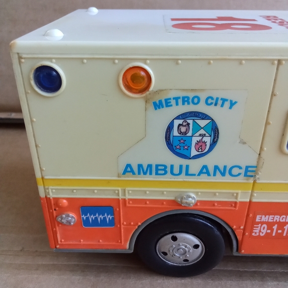 Vintage 1992 Toy Metro City Ambulance Rescue 18 Lights & Sounds FX - Picture 6 of 15